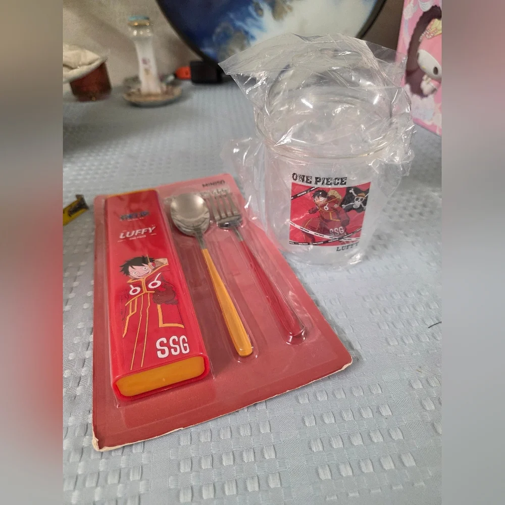 Lot of One Piece Merchandise Hat/Glass/Cutlery Set New.